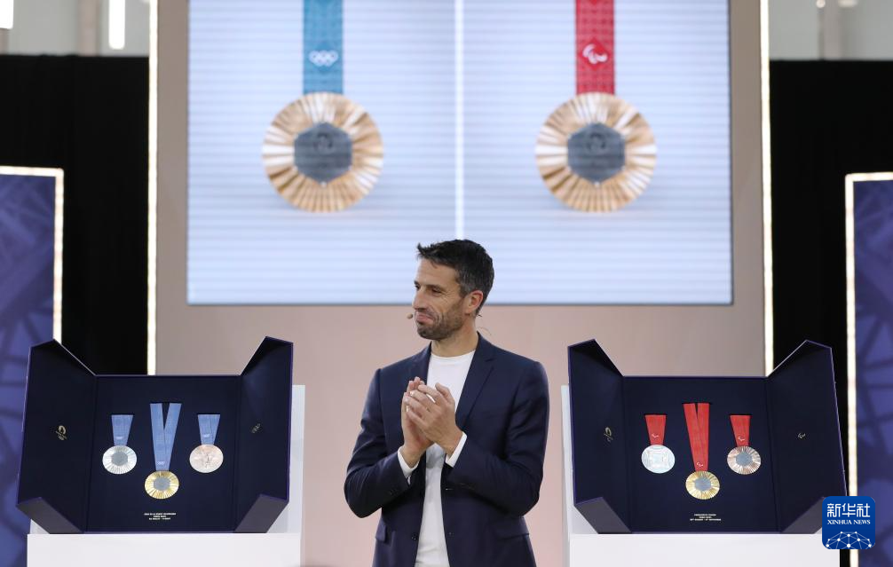 2月8日，巴黎奥组委主席托尼·埃斯坦盖在巴黎奥运会及残奥会奖牌发布仪式上。