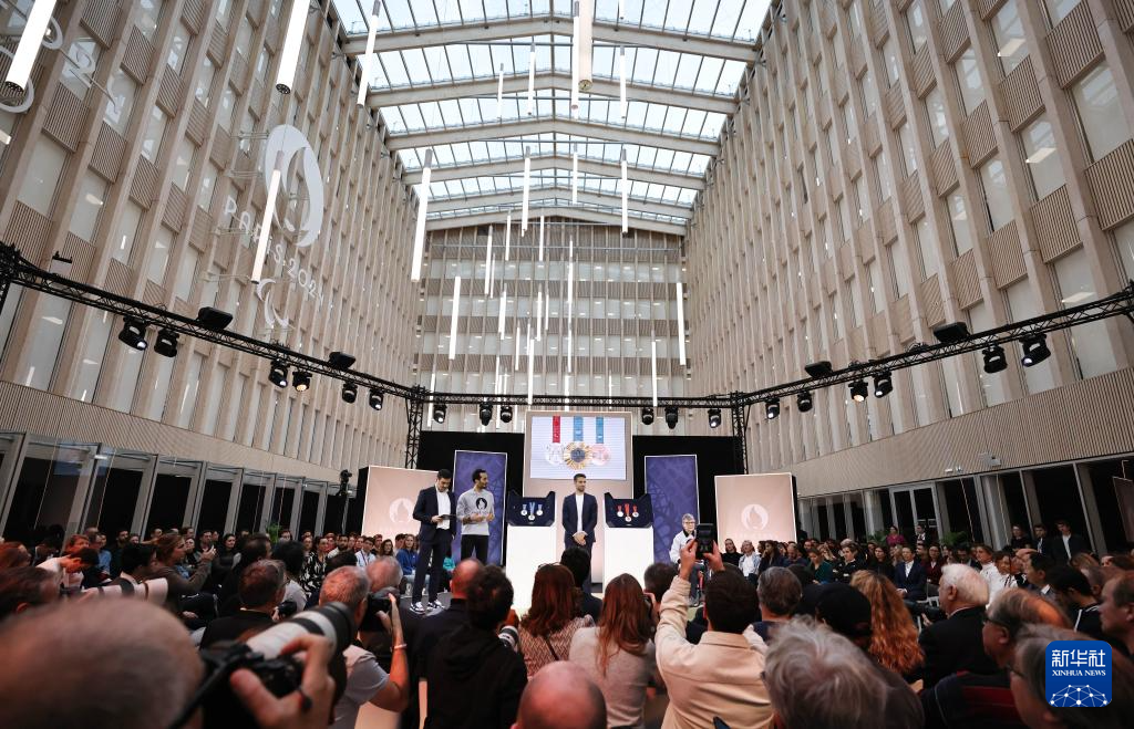 2月8日，巴黎奥组委主席托尼·埃斯坦盖（中）在巴黎奥运会及残奥会奖牌发布仪式上。