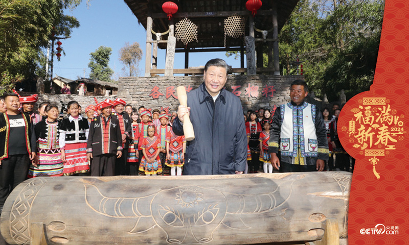 2020年1月19日,习近平总书记来到腾冲市清水乡三家村中寨司莫拉佤族村看望乡亲们,走进村民家中了解脱贫攻坚情况,并向大家送上新春祝福。