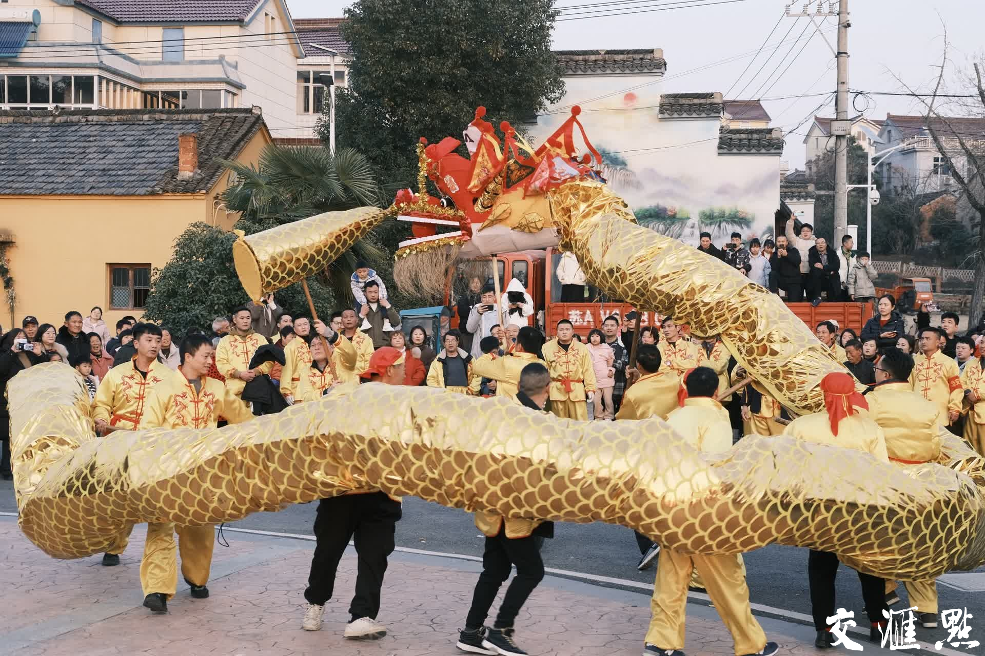 剪龙尾风俗图片