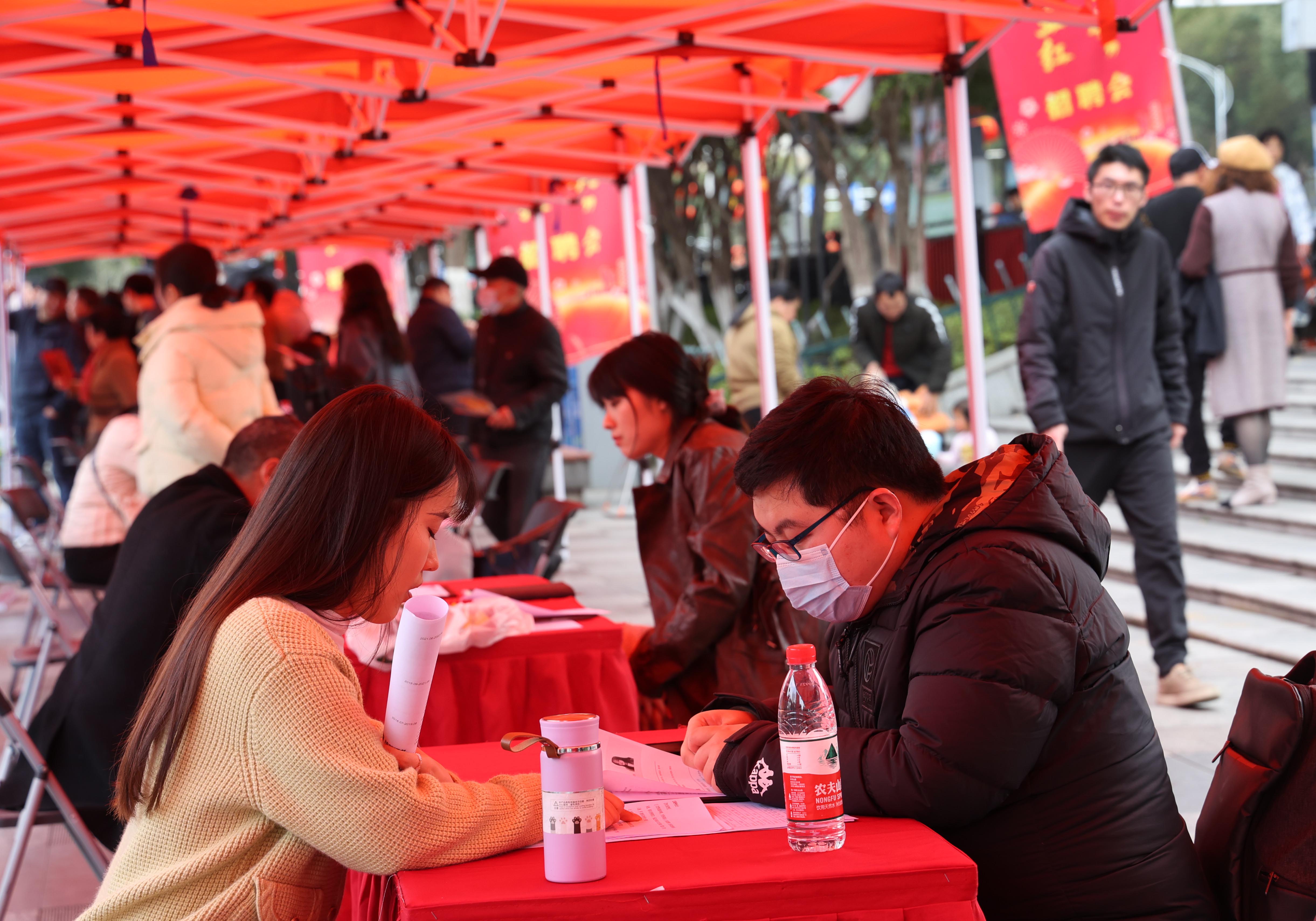 2024年2月8日，大年初九，春节假日首个工作日。14时30分，南京建邺区首场招聘会“党建引领就业红 春风送岗茶亭暖”人才“邺”市招聘活动在和平广场举行，南京万科物业管理有限公司、金地物业有限公司南京分公司、小炮儿老北京餐饮店等30家优质企业，提供各类岗位上千个，吸引众多市民前来应聘。
新华日报·交汇点记者 宋宁 摄