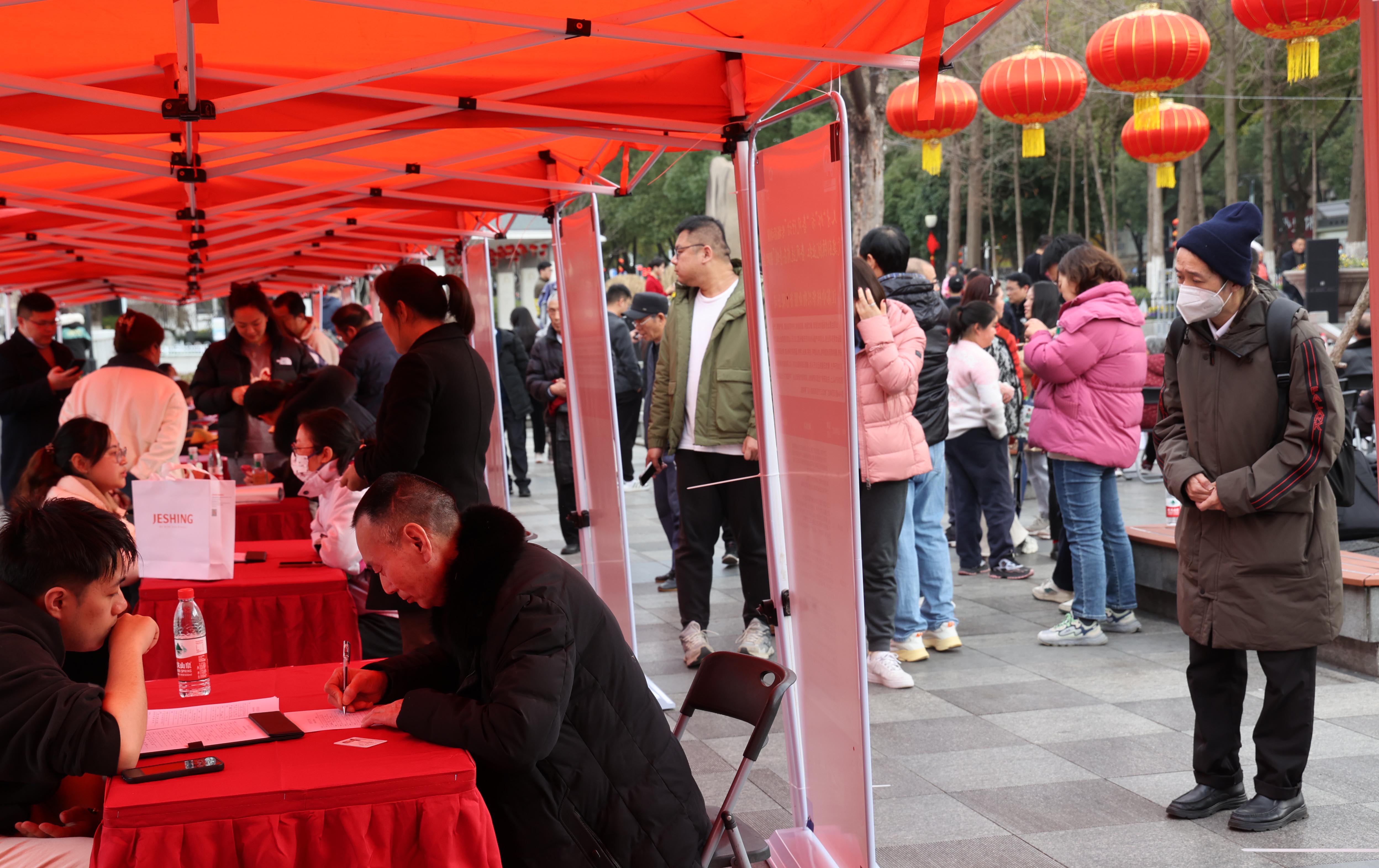 2024年2月8日，大年初九，春节假日首个工作日。14时30分，南京建邺区首场招聘会“党建引领就业红 春风送岗茶亭暖”人才“邺”市招聘活动在和平广场举行，南京万科物业管理有限公司、金地物业有限公司南京分公司、小炮儿老北京餐饮店等30家优质企业，提供各类岗位上千个，吸引众多市民前来应聘。
新华日报·交汇点记者 宋宁 摄