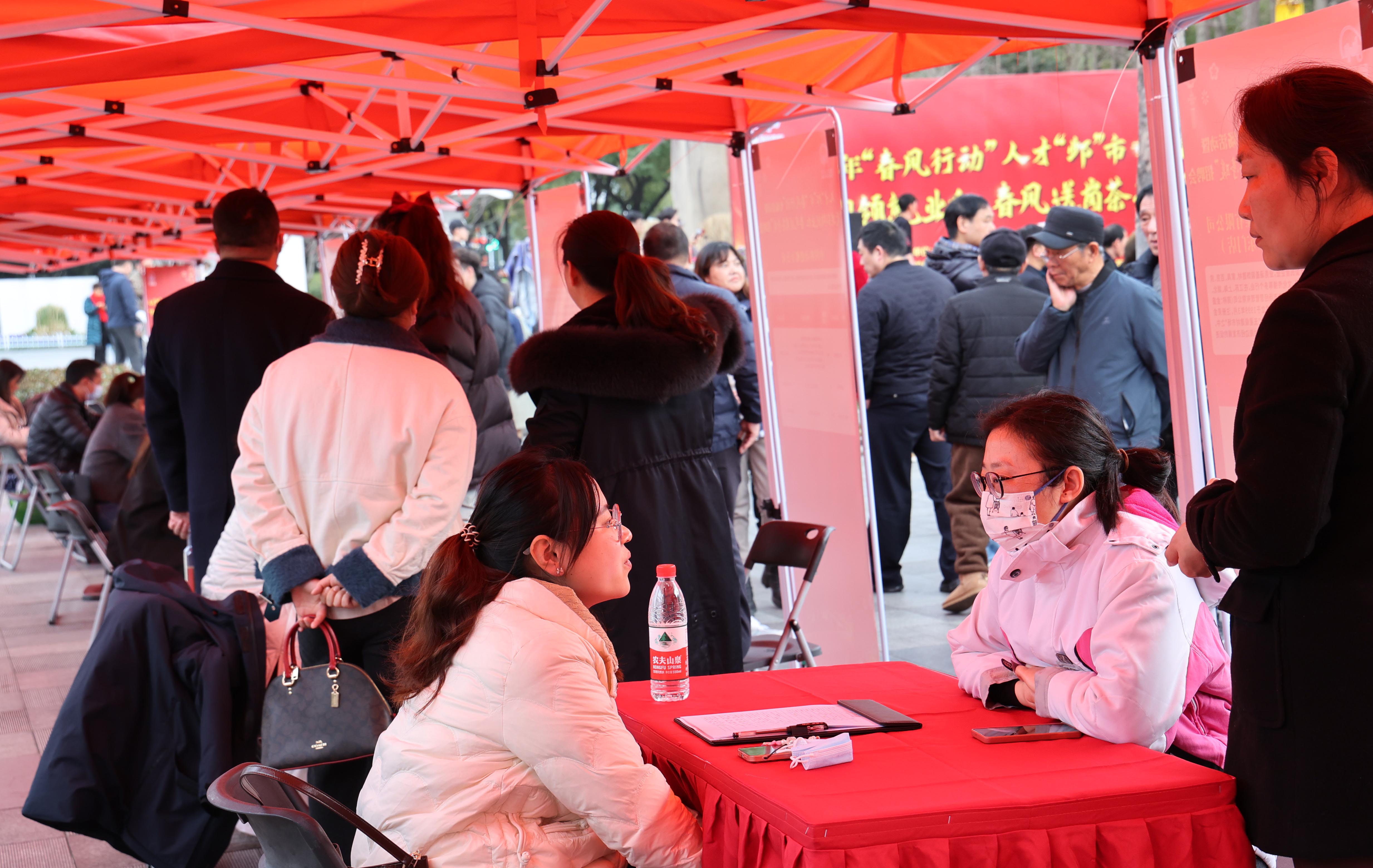 2024年2月8日，大年初九，春节假日首个工作日。14时30分，南京建邺区首场招聘会“党建引领就业红 春风送岗茶亭暖”人才“邺”市招聘活动在和平广场举行，南京万科物业管理有限公司、金地物业有限公司南京分公司、小炮儿老北京餐饮店等30家优质企业，提供各类岗位上千个，吸引众多市民前来应聘。
新华日报·交汇点记者 宋宁 摄