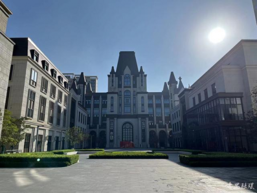 番禺区委书记黄彪到广州博萃德学校和番禺中学实验学校调研