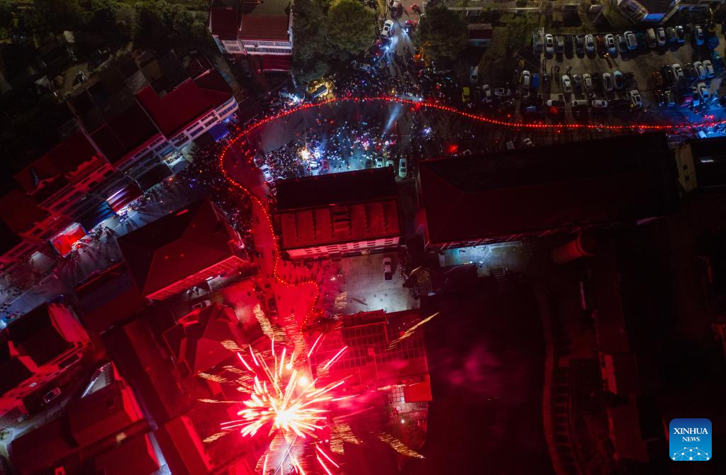 lanterndragondanceperformedtogreetupcominglanternfestivalacross