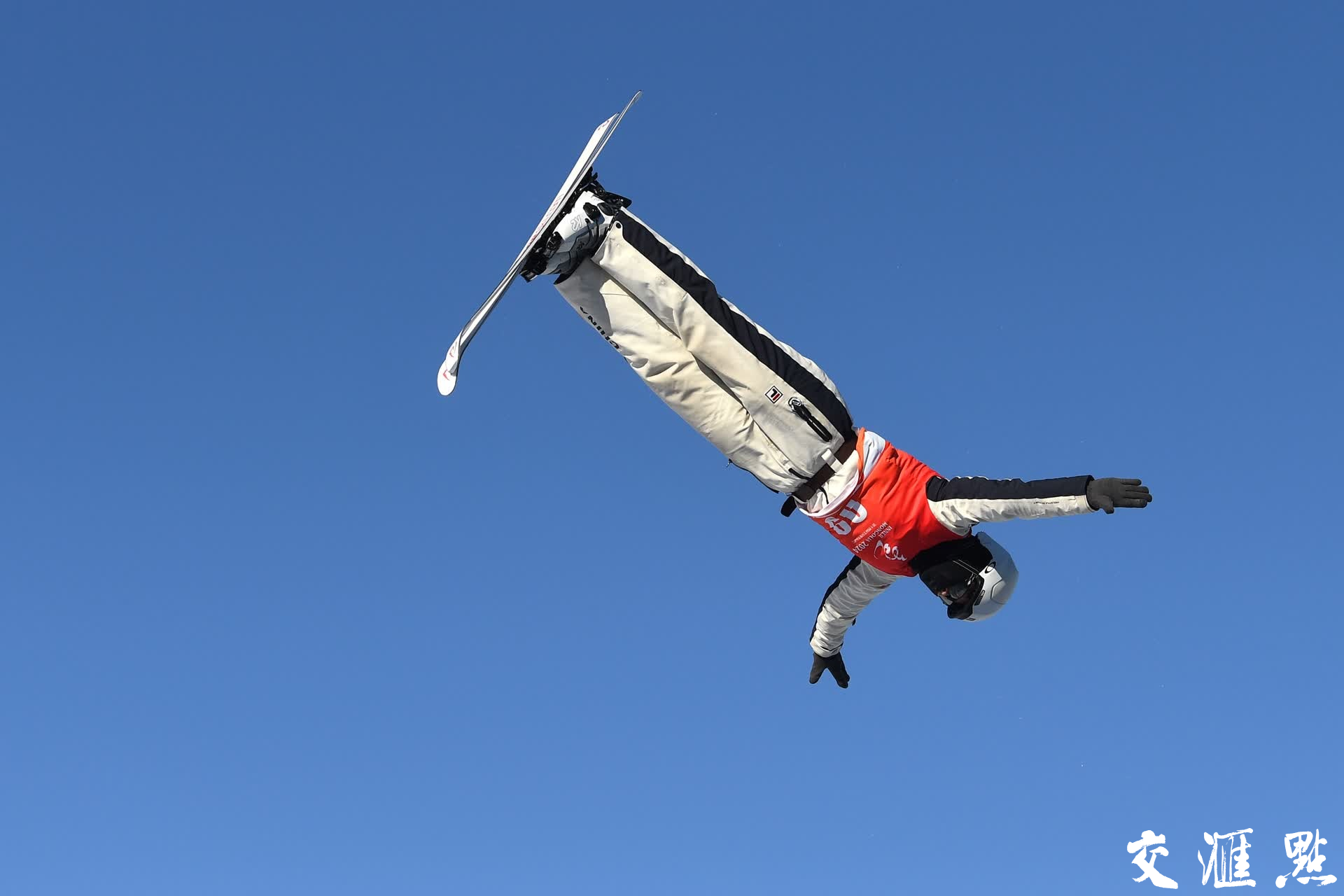 2月22日，第十四届全国冬季运动会自由式滑雪青年组女子空中技巧比赛和自由式滑雪青年组男子空中技巧比赛在内蒙古呼伦贝尔市扎兰屯金龙山滑雪场举行，江苏7位选手顺利完赛。
新华日报·交汇点记者 万程鹏/摄