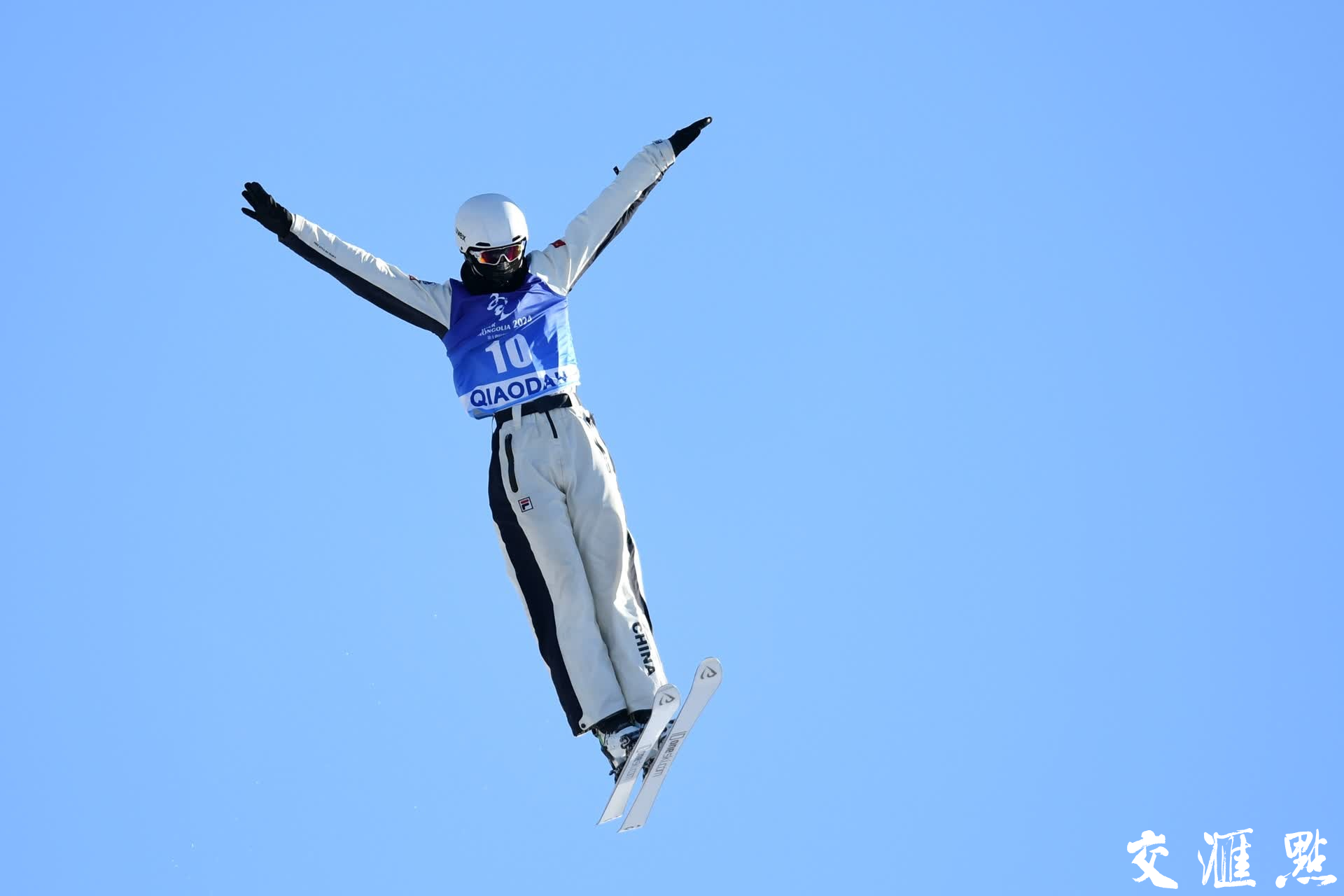 2月22日，第十四届全国冬季运动会自由式滑雪青年组女子空中技巧比赛和自由式滑雪青年组男子空中技巧比赛在内蒙古呼伦贝尔市扎兰屯金龙山滑雪场举行，江苏7位选手顺利完赛。
新华日报·交汇点记者 万程鹏/摄