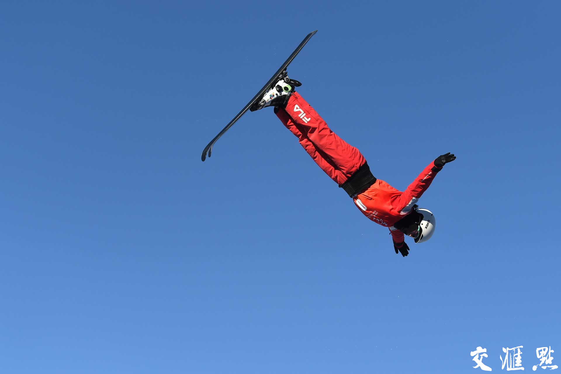 2月22日，第十四届全国冬季运动会自由式滑雪青年组女子空中技巧比赛和自由式滑雪青年组男子空中技巧比赛在内蒙古呼伦贝尔市扎兰屯金龙山滑雪场举行，江苏7位选手顺利完赛。
新华日报·交汇点记者 万程鹏/摄