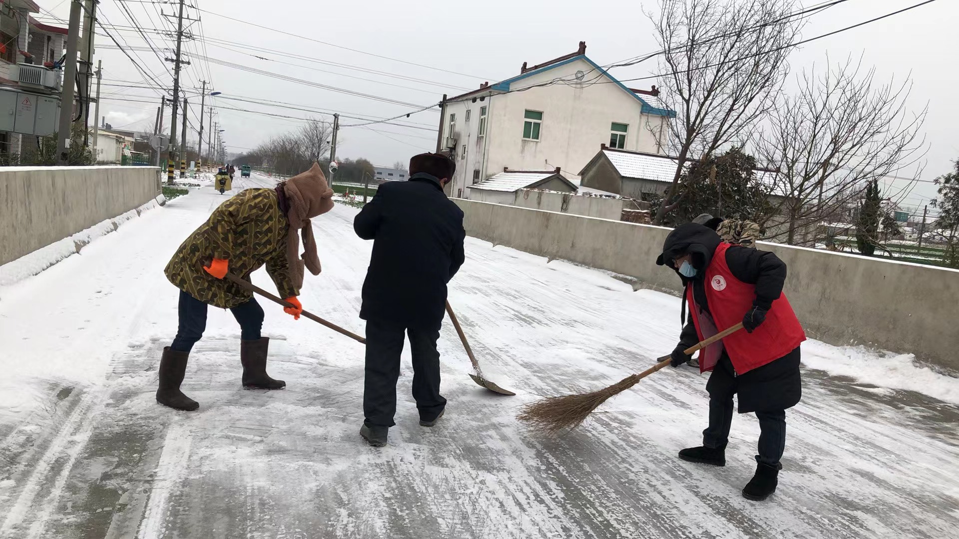 扫雪除冰显担当东台市南沈灶镇推动冬训实践走深走实