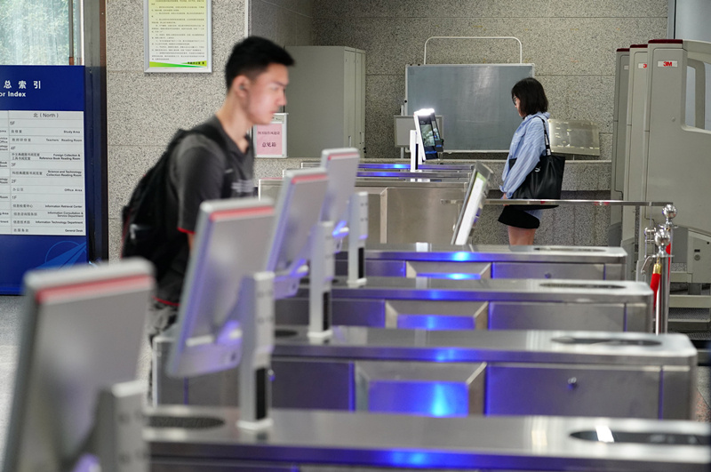 2019年9月4日,西北工业大学学生“刷脸”进出图书馆。
