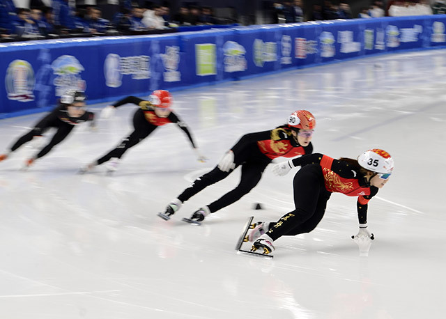 1月14日,短道速滑(青年组)女子1000米决赛中,黑龙江队选手杨婧茹以1分30秒770的成绩夺得冠军。组委会供图