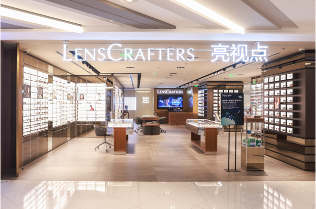 亮视点上海南丰城店铺亮视点在依视路03视光中心的支持下,门店配备