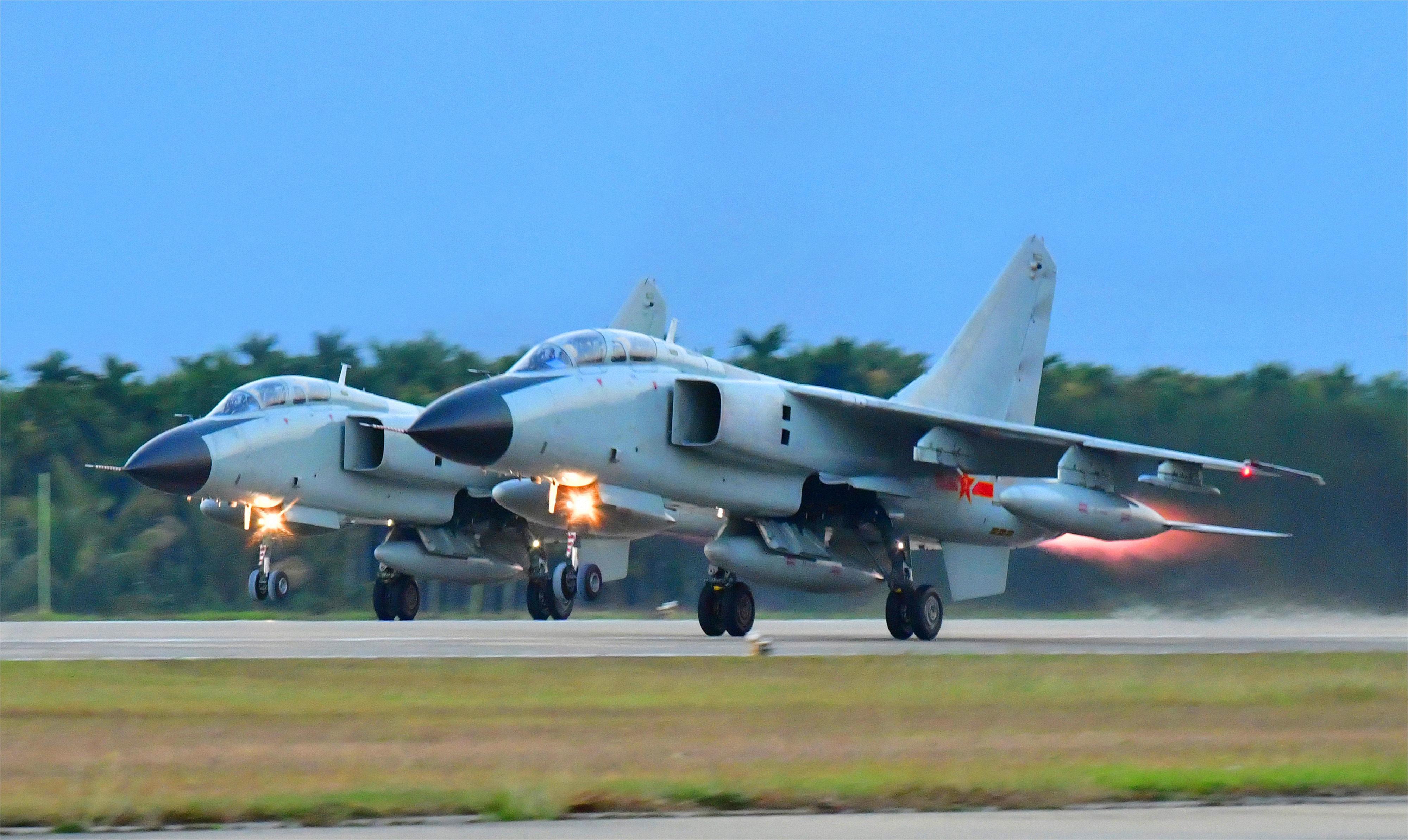 近日，南部战区空军航空兵某旅跨昼夜飞行训练。多架战机梯次升空，直扑目标空域，连续开展引导截击、对海（地）面目标攻击等多个课目。一组高清大图，看战鹰帅气练兵！