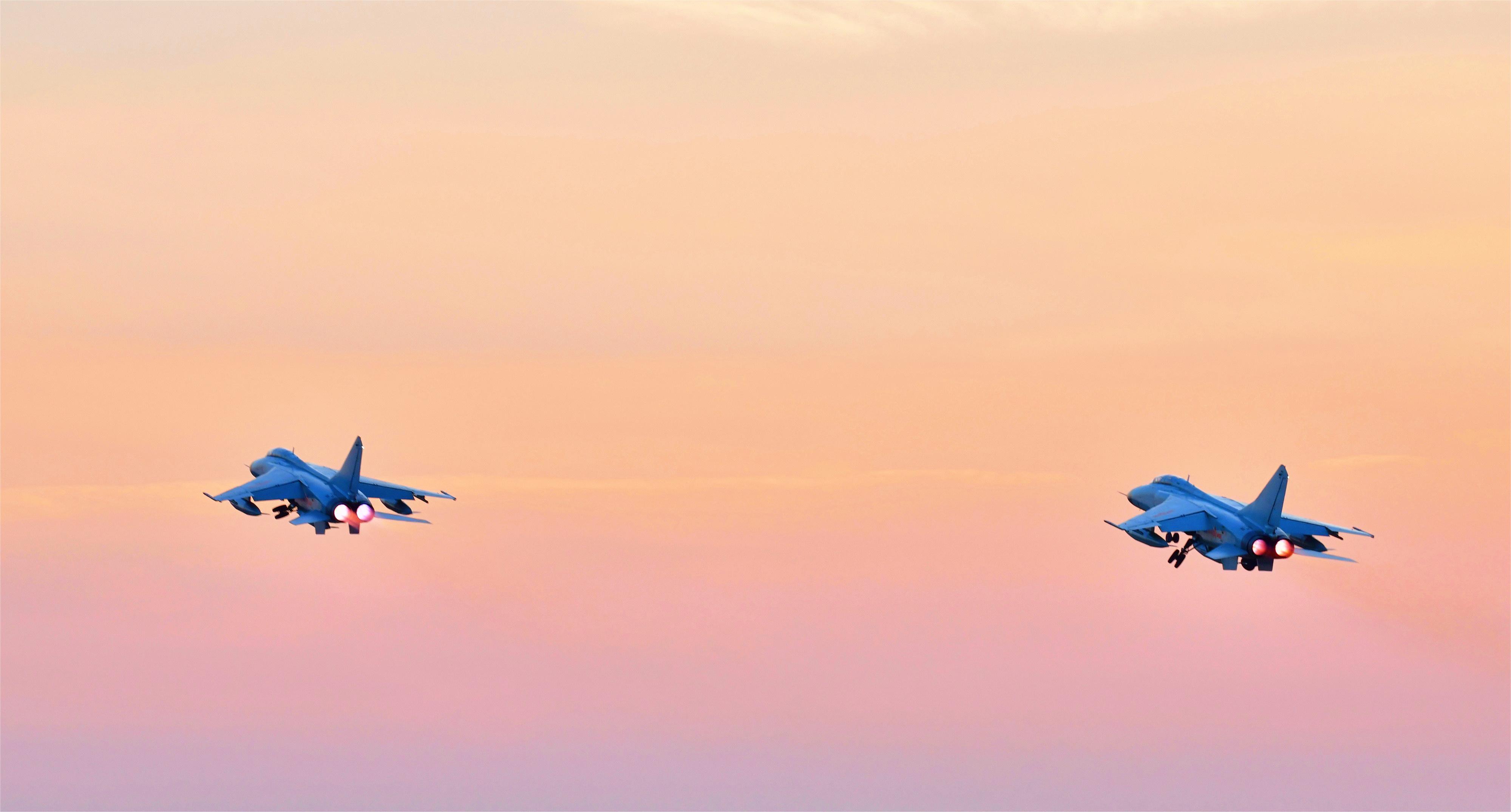 近日，南部战区空军航空兵某旅跨昼夜飞行训练。多架战机梯次升空，直扑目标空域，连续开展引导截击、对海（地）面目标攻击等多个课目。一组高清大图，看战鹰帅气练兵！