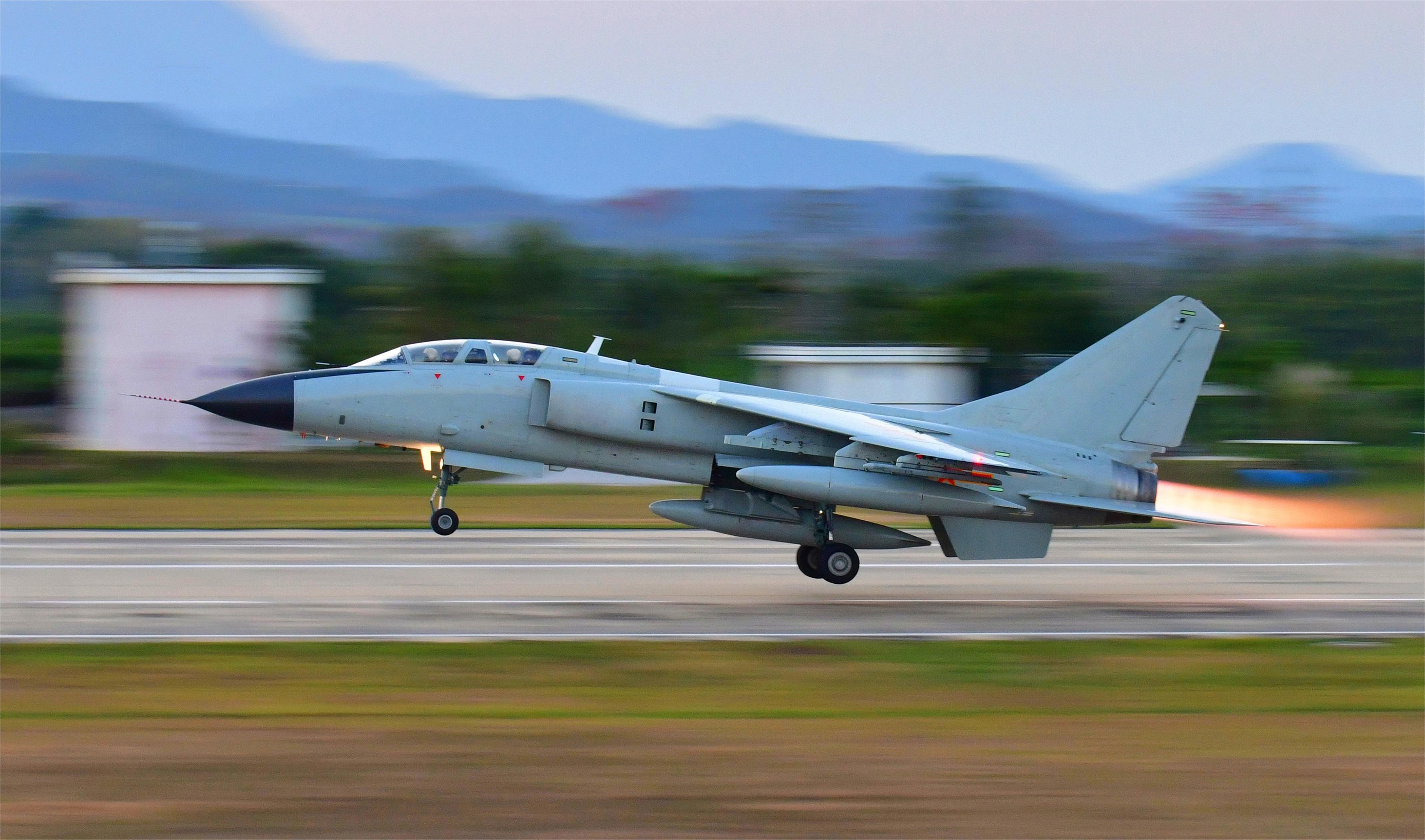 近日，南部战区空军航空兵某旅跨昼夜飞行训练。多架战机梯次升空，直扑目标空域，连续开展引导截击、对海（地）面目标攻击等多个课目。一组高清大图，看战鹰帅气练兵！