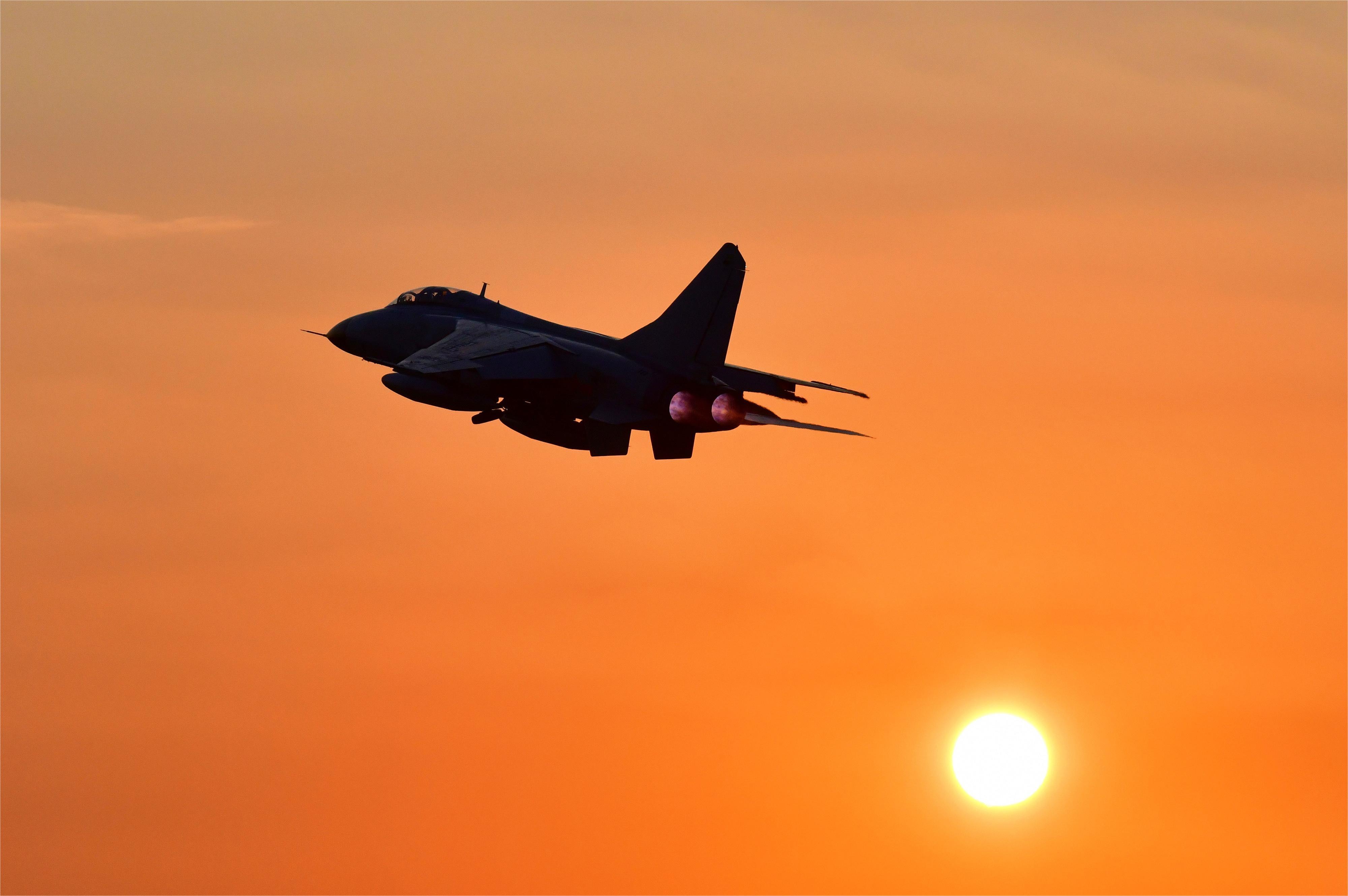近日，南部战区空军航空兵某旅跨昼夜飞行训练。多架战机梯次升空，直扑目标空域，连续开展引导截击、对海（地）面目标攻击等多个课目。一组高清大图，看战鹰帅气练兵！
