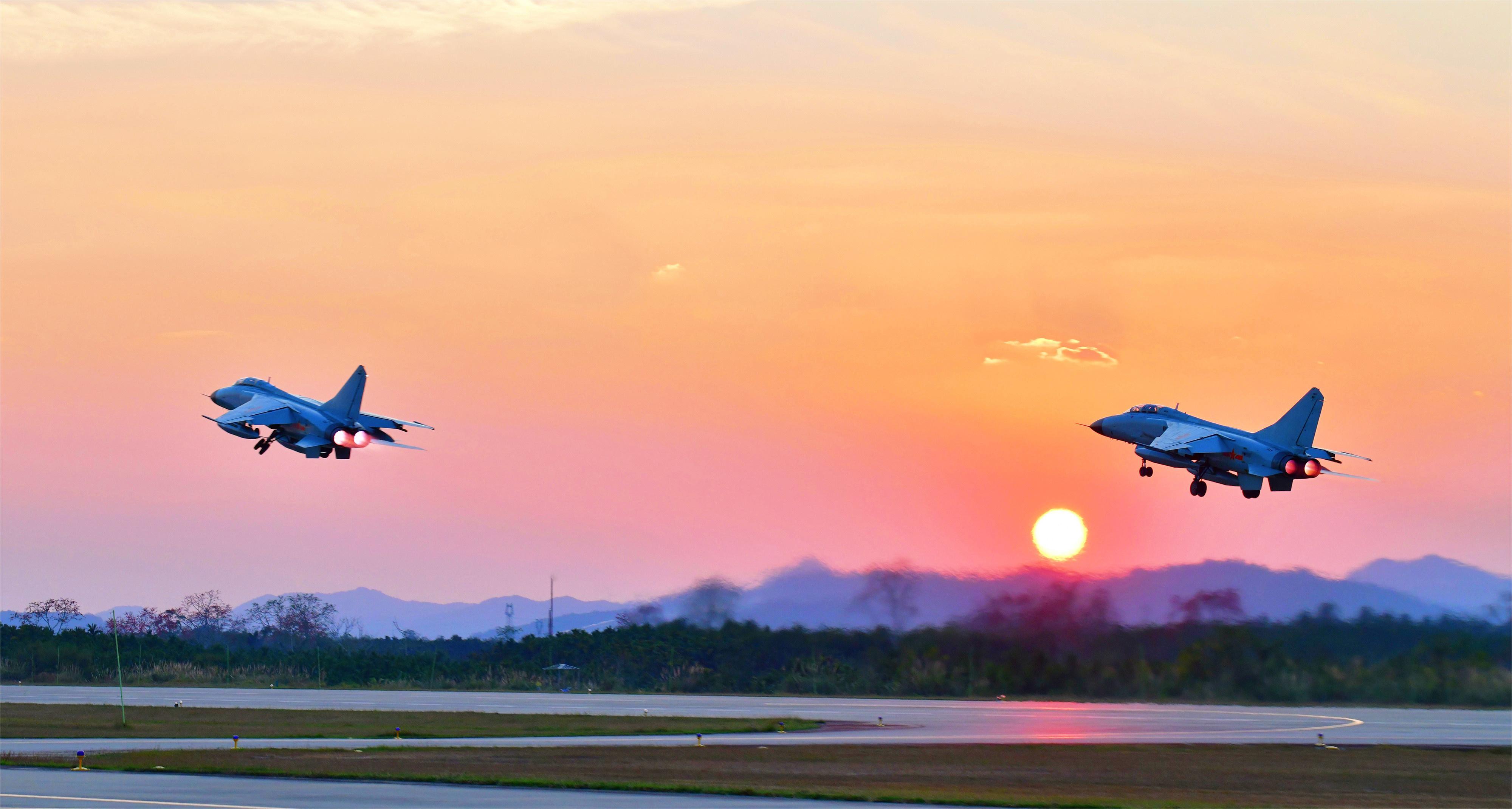 近日，南部战区空军航空兵某旅跨昼夜飞行训练。多架战机梯次升空，直扑目标空域，连续开展引导截击、对海（地）面目标攻击等多个课目。一组高清大图，看战鹰帅气练兵！