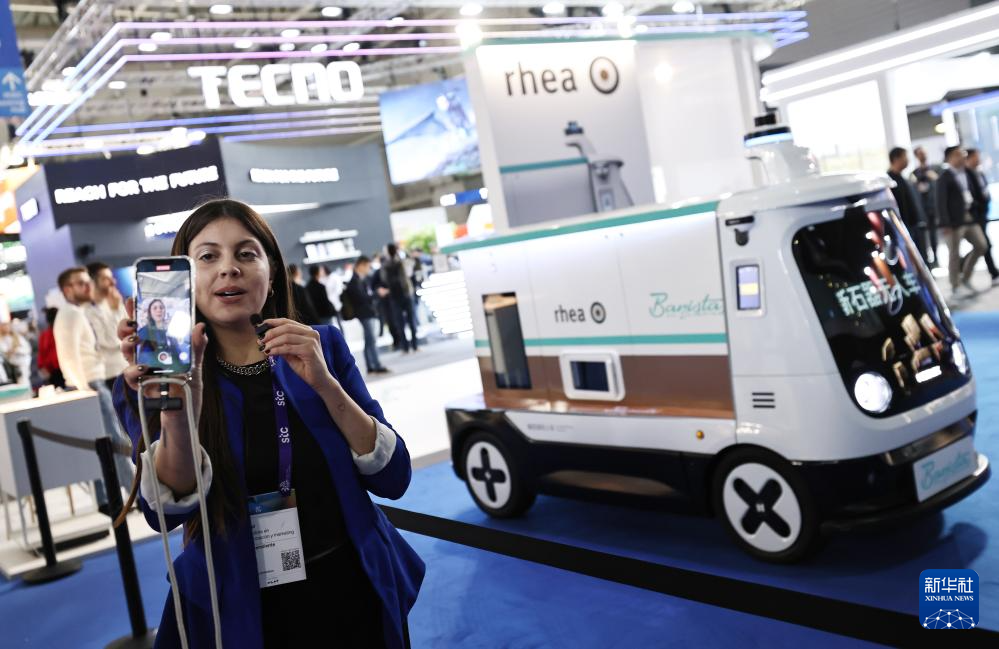 2月28日，在西班牙巴塞罗那的世界移动通信大会上，一名博主在锐玡无人咖啡站前直播。