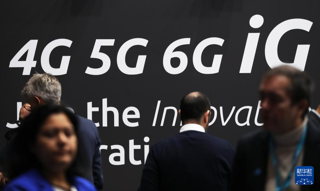 2月29日，人们在西班牙巴塞罗那举行的2024年世界移动通信大会上参观。