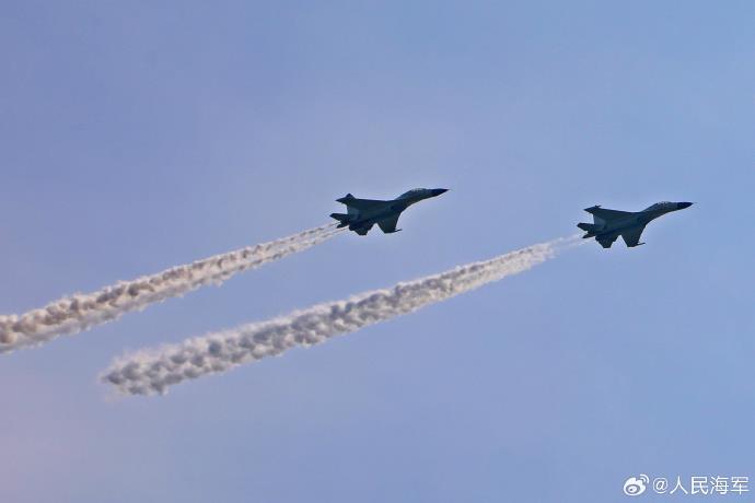 近日，海军航空大学某团利用低温天气练兵条件，开展多机型、多课目飞行训练，锤炼飞行员战术素养，提高部队核心作战能力。