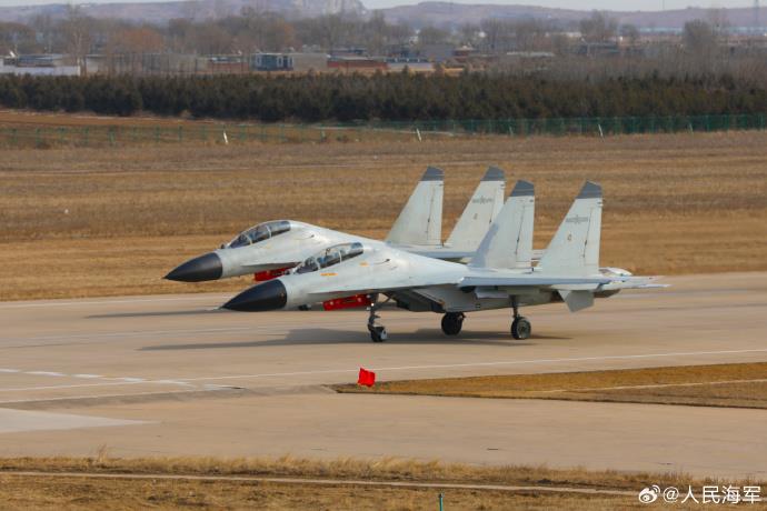 近日，海军航空大学某团利用低温天气练兵条件，开展多机型、多课目飞行训练，锤炼飞行员战术素养，提高部队核心作战能力。