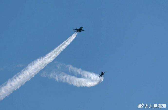 近日，海军航空大学某团利用低温天气练兵条件，开展多机型、多课目飞行训练，锤炼飞行员战术素养，提高部队核心作战能力。