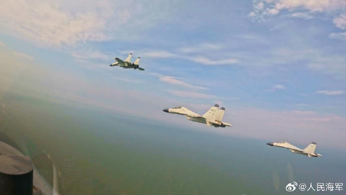 近日，海军航空大学某团利用低温天气练兵条件，开展多机型、多课目飞行训练，锤炼飞行员战术素养，提高部队核心作战能力。