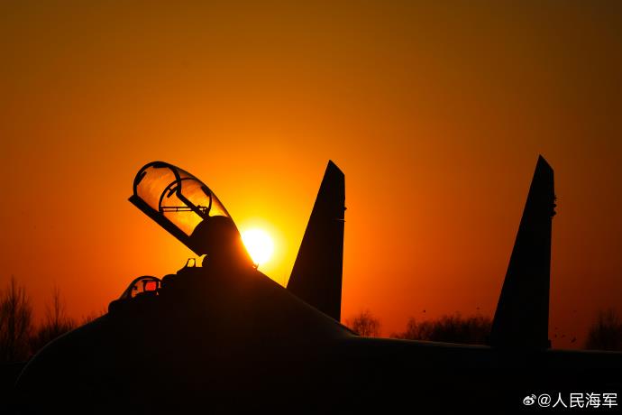 近日，海军航空大学某团利用低温天气练兵条件，开展多机型、多课目飞行训练，锤炼飞行员战术素养，提高部队核心作战能力。