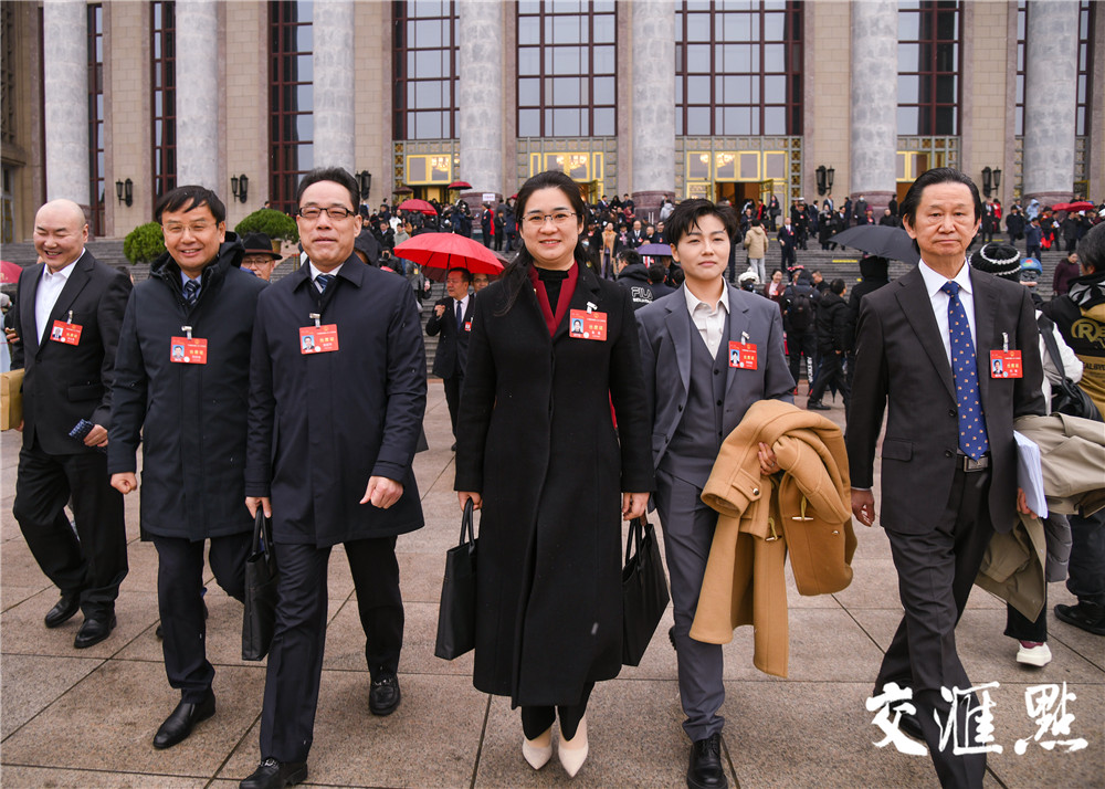 3月5日，第十四届全国人民代表大会第二次会议在北京人民大会堂开幕。近3000名全国人大代表肩负人民重托，齐聚首都、共商国是，为推进中国式现代化贡献智慧和力量。新华日报·交汇点记者 肖勇 万程鹏 摄