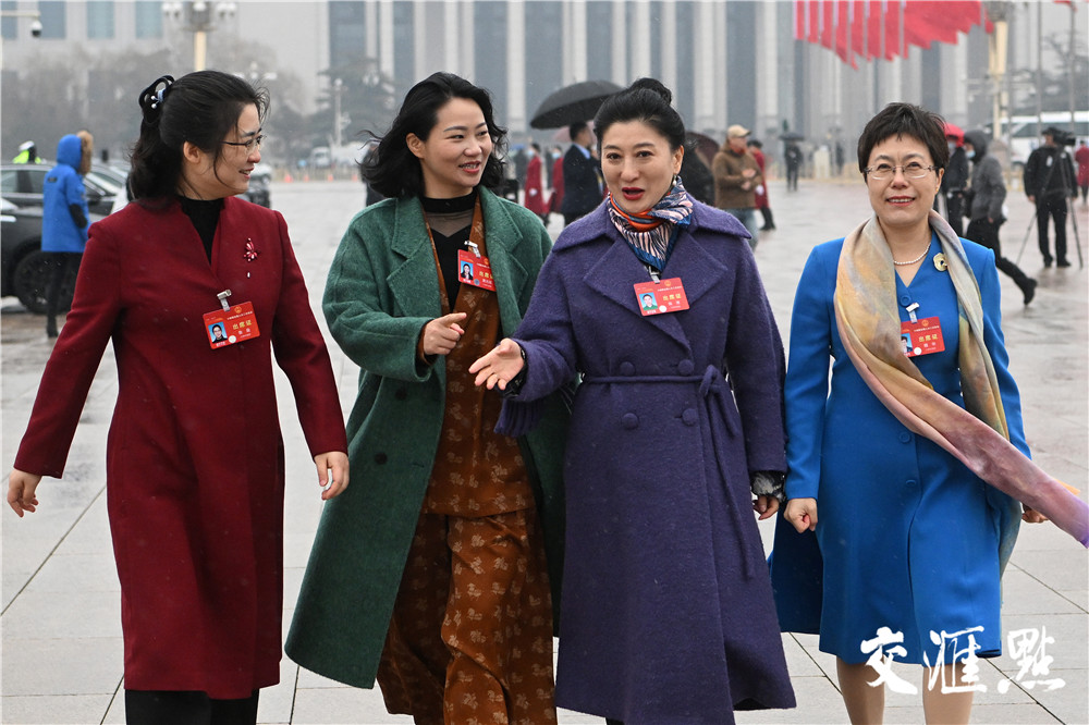 3月5日，第十四届全国人民代表大会第二次会议在北京人民大会堂开幕。近3000名全国人大代表肩负人民重托，齐聚首都、共商国是，为推进中国式现代化贡献智慧和力量。新华日报·交汇点记者 肖勇 万程鹏 摄