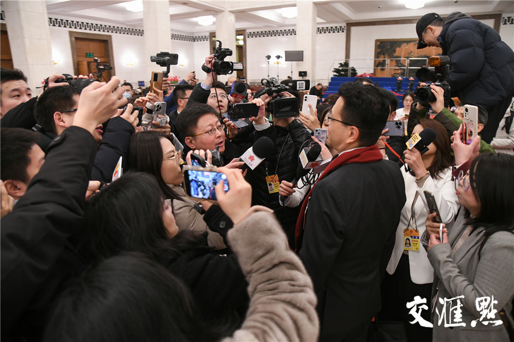 3月5日，第十四届全国人民代表大会第二次会议在北京人民大会堂开幕。近3000名全国人大代表肩负人民重托，齐聚首都、共商国是，为推进中国式现代化贡献智慧和力量。新华日报·交汇点记者 肖勇 万程鹏 摄