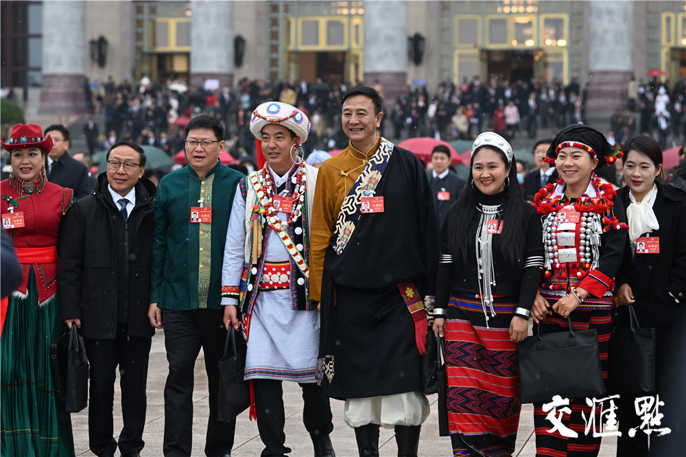 3月5日，第十四届全国人民代表大会第二次会议在北京人民大会堂开幕。近3000名全国人大代表肩负人民重托，齐聚首都、共商国是，为推进中国式现代化贡献智慧和力量。新华日报·交汇点记者 肖勇 万程鹏 摄