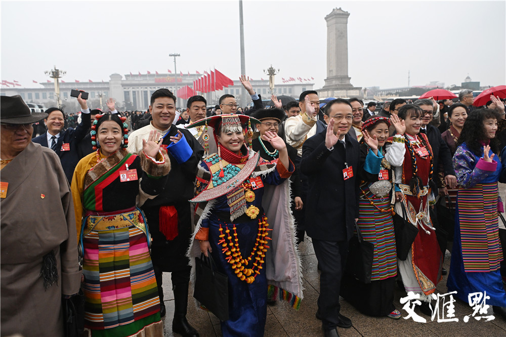 3月5日，第十四届全国人民代表大会第二次会议在北京人民大会堂开幕。近3000名全国人大代表肩负人民重托，齐聚首都、共商国是，为推进中国式现代化贡献智慧和力量。新华日报·交汇点记者 肖勇 万程鹏 摄