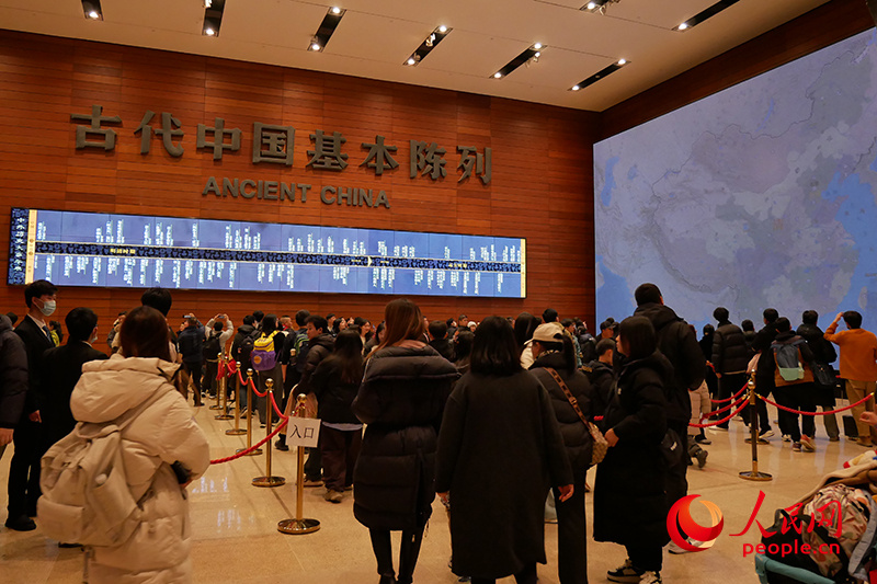 观众正在排队等候参观国博“古代中国”基本陈列。人民网记者 韦衍行摄