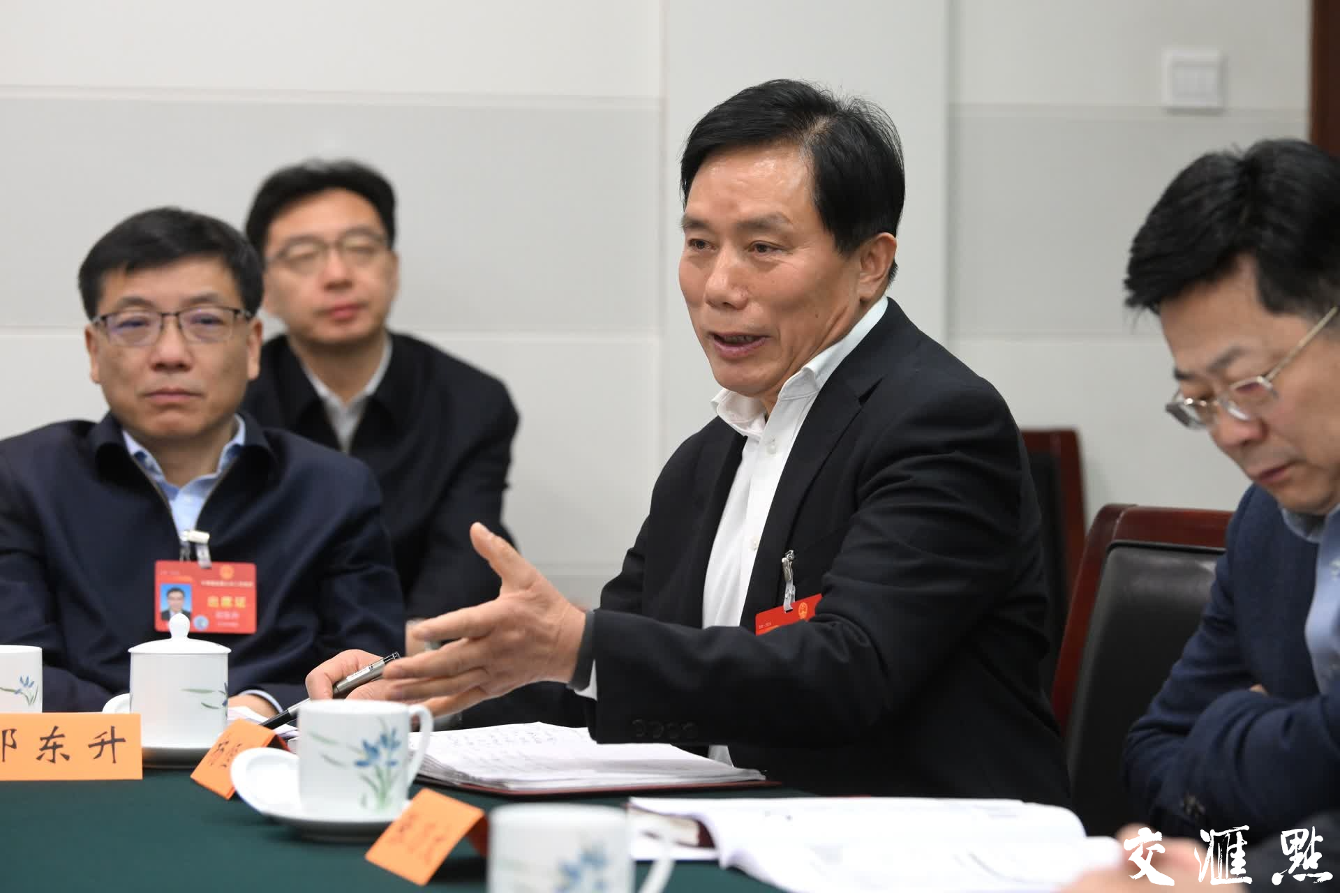 3月9日，十四届全国人大二次会议江苏代表团举行小组会议，审议最高人民法院工作报告、最高人民检察院工作报告。
新华日报交汇点记者 肖勇 万程鹏 摄