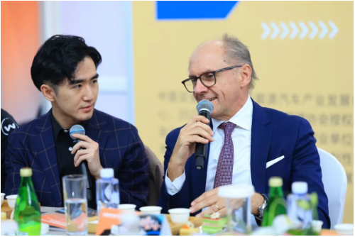 在同期举办的16场【名企优品造电车】总裁私享会上,17国驻华大使馆的6