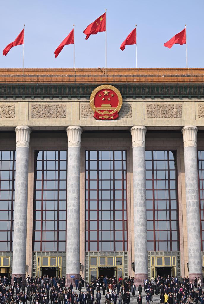 3月10日，中国人民政治协商会议第十四届全国委员会第二次会议在北京人民大会堂举行闭幕会。这是闭幕会后，委员们走出人民大会堂。
新华社记者 李鑫 摄