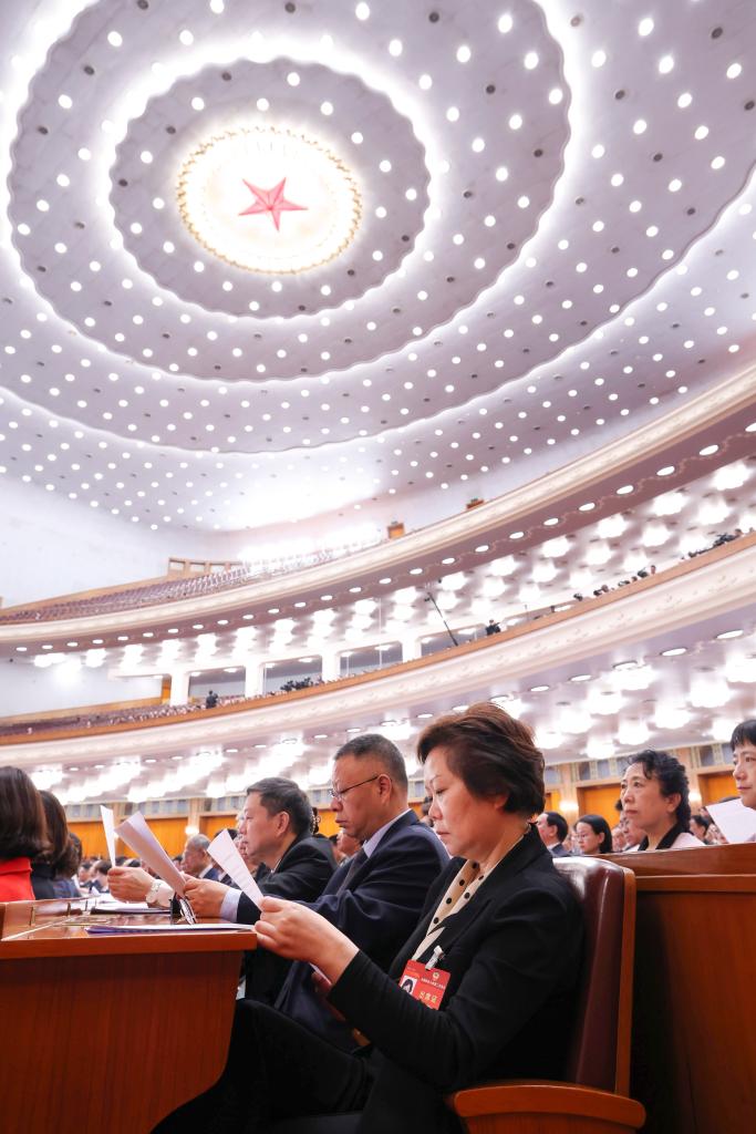 3月10日，中国人民政治协商会议第十四届全国委员会第二次会议在北京人民大会堂举行闭幕会。这是委员们在认真听会。
新华社记者 金立旺 摄