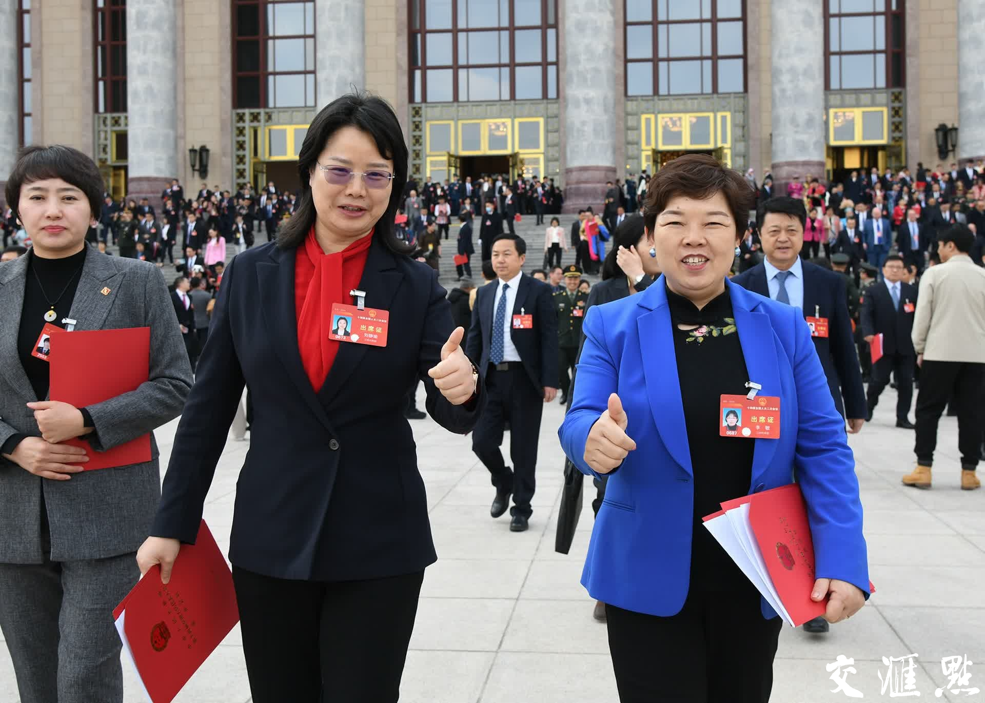 3月11日下午，十四届全国人大二次会议圆满完成各项议程在北京人民大会堂闭幕。图为全国人大代表信心满满走出北京人民大会堂。
新华日报·交汇点记者 肖勇 万程鹏/摄