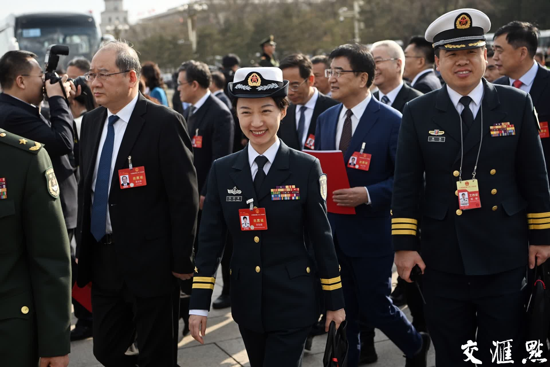 3月11日下午，十四届全国人大二次会议圆满完成各项议程在北京人民大会堂闭幕。图为全国人大代表信心满满走出北京人民大会堂。
新华日报·交汇点记者 肖勇 万程鹏/摄