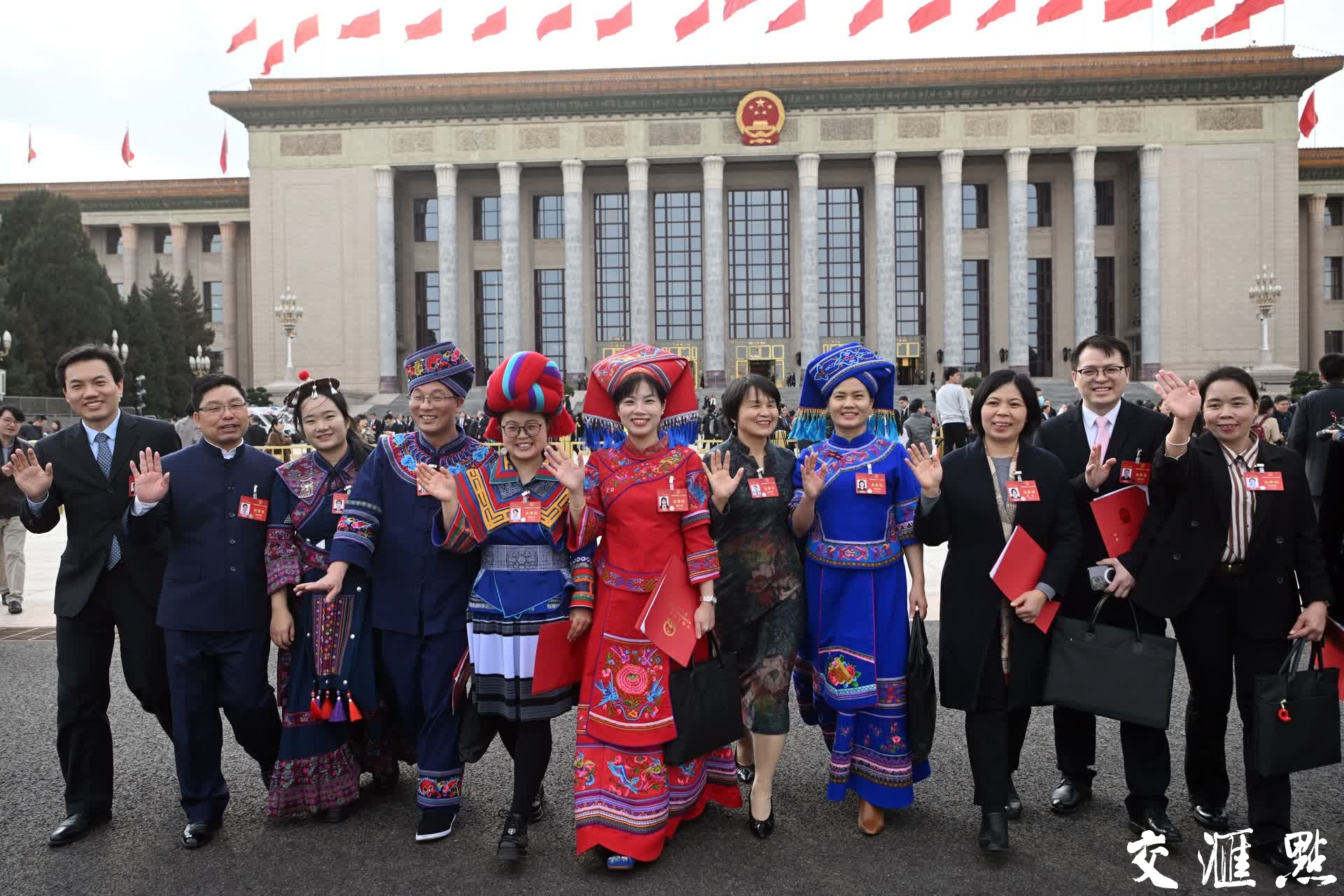 3月11日下午，十四届全国人大二次会议圆满完成各项议程在北京人民大会堂闭幕。图为全国人大代表信心满满走出北京人民大会堂。
新华日报·交汇点记者 肖勇 万程鹏/摄