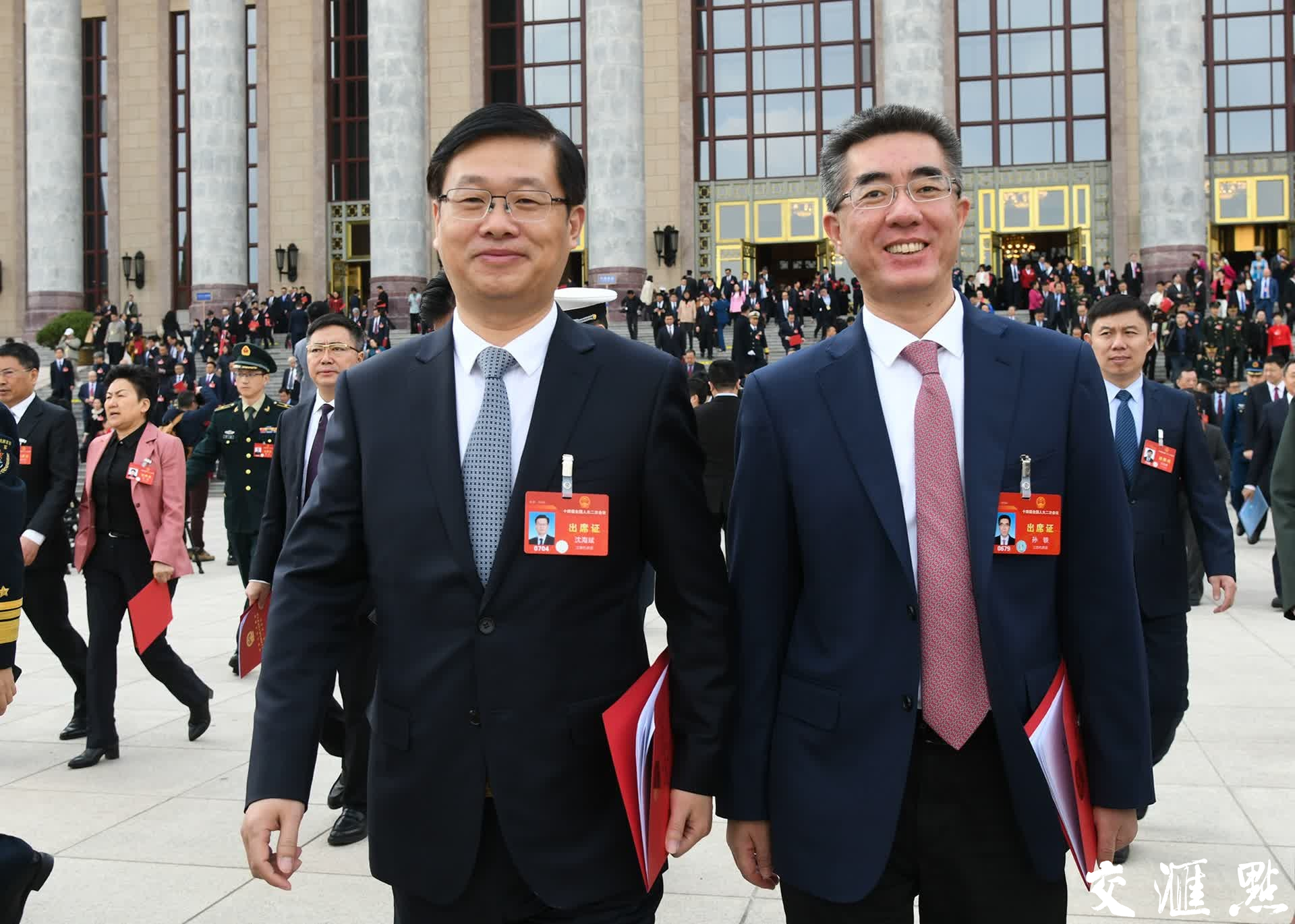 3月11日下午，十四届全国人大二次会议圆满完成各项议程在北京人民大会堂闭幕。图为全国人大代表信心满满走出北京人民大会堂。
新华日报·交汇点记者 肖勇 万程鹏/摄