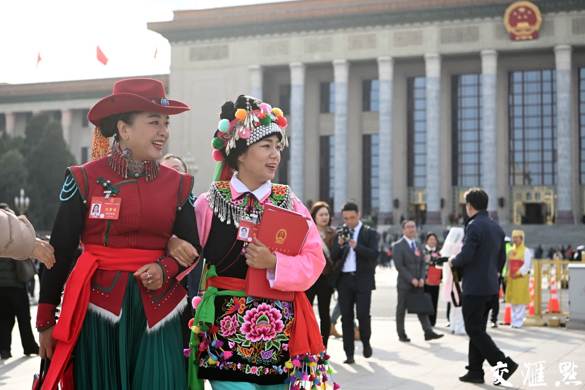 3月11日下午，十四届全国人大二次会议圆满完成各项议程在北京人民大会堂闭幕。图为全国人大代表信心满满走出北京人民大会堂。
新华日报·交汇点记者 肖勇 万程鹏/摄