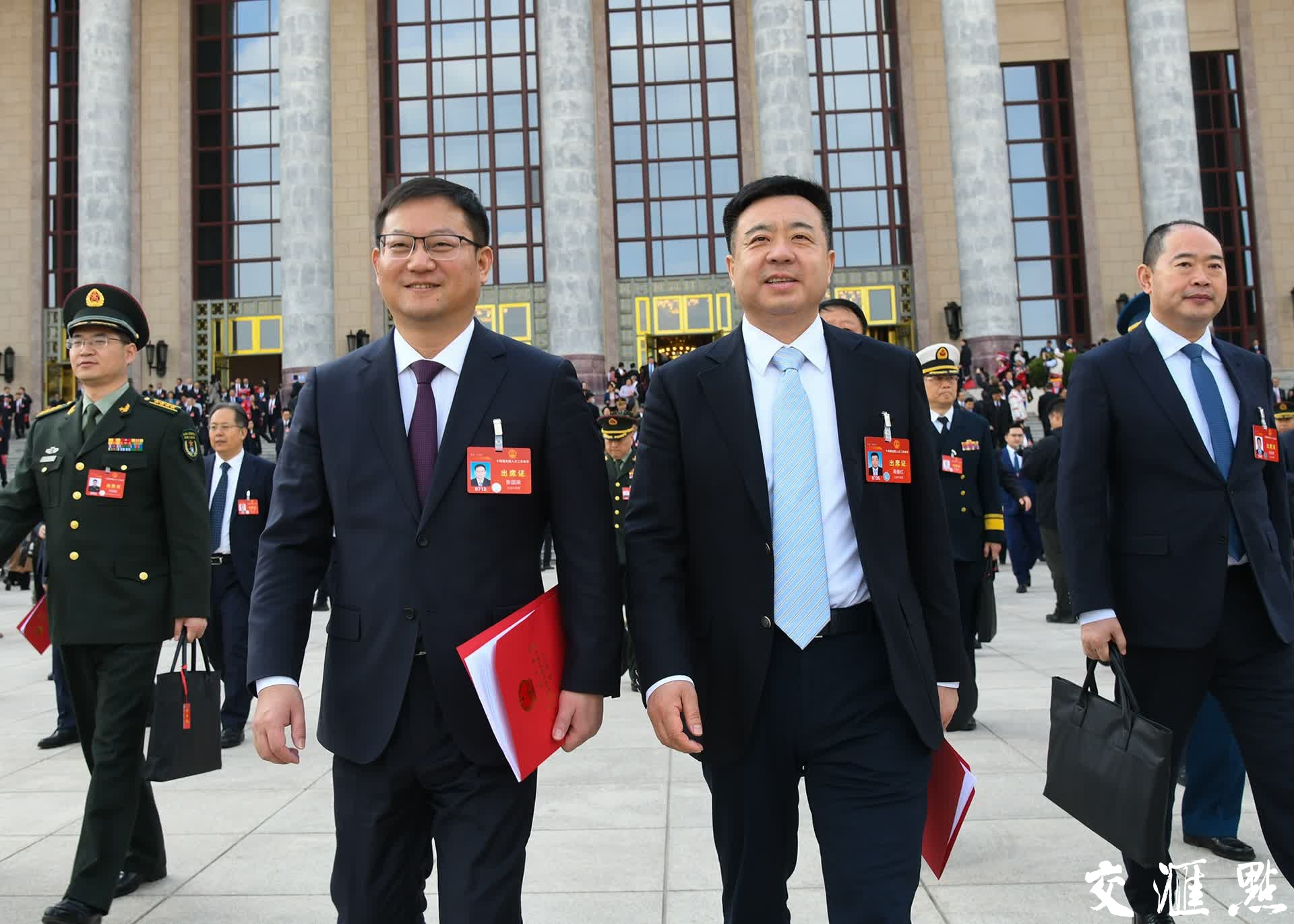 3月11日下午，十四届全国人大二次会议圆满完成各项议程在北京人民大会堂闭幕。图为全国人大代表信心满满走出北京人民大会堂。
新华日报·交汇点记者 肖勇 万程鹏/摄