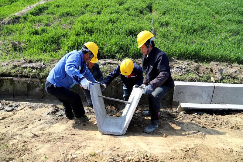 高淳桠溪:铺设水泥渠沟 保障农业用水
