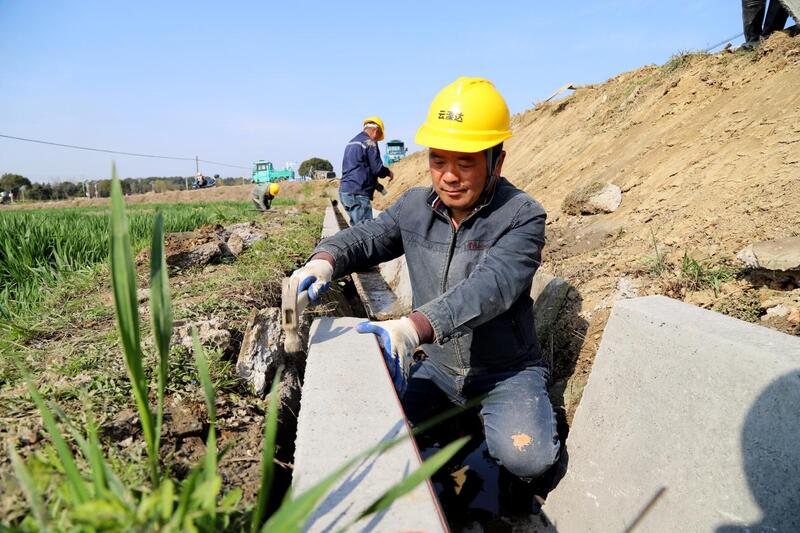 高淳桠溪:铺设水泥渠沟 保障农业用水
