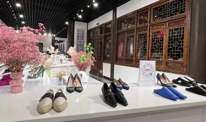 diy 烫印体验,消费者可现场挑选多种国潮插画,国潮艺术字,民族美学纹