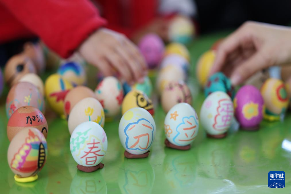 春分节气临近，各地通过立蛋、做风筝等民俗活动，迎接春分到来。