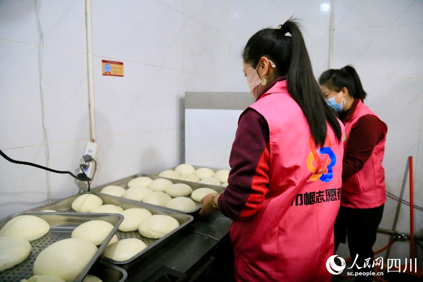“爱心馍馍”出锅。人民网记者朱虹摄