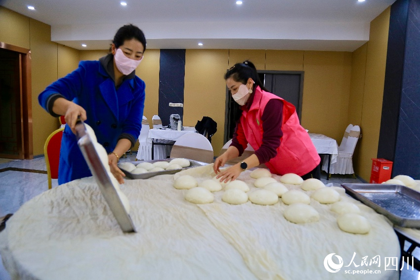 “爱心馍馍”团队制作好的馒头。人民网记者朱虹摄